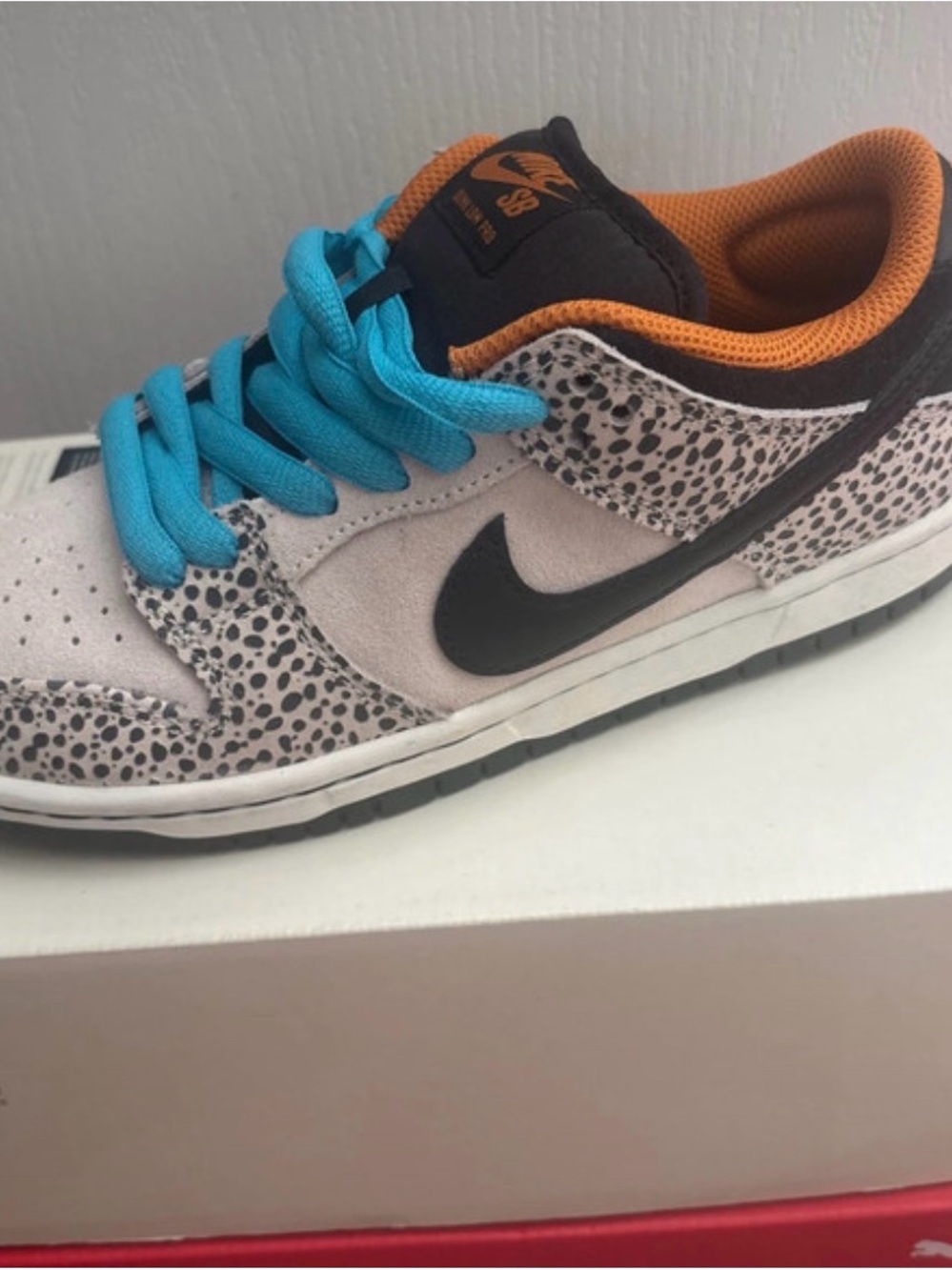Nike Kids Low-Top Sneakers in Light Gray, Black, Blue & Orange
